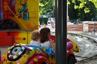 Deux filles à la kermesse