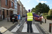 Un gardien de la paix ALE qui fait traverser un piéton