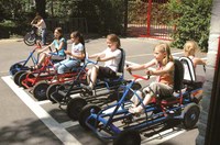 Photo d'enfants à bord de cuistaxes sur le parc de circulation